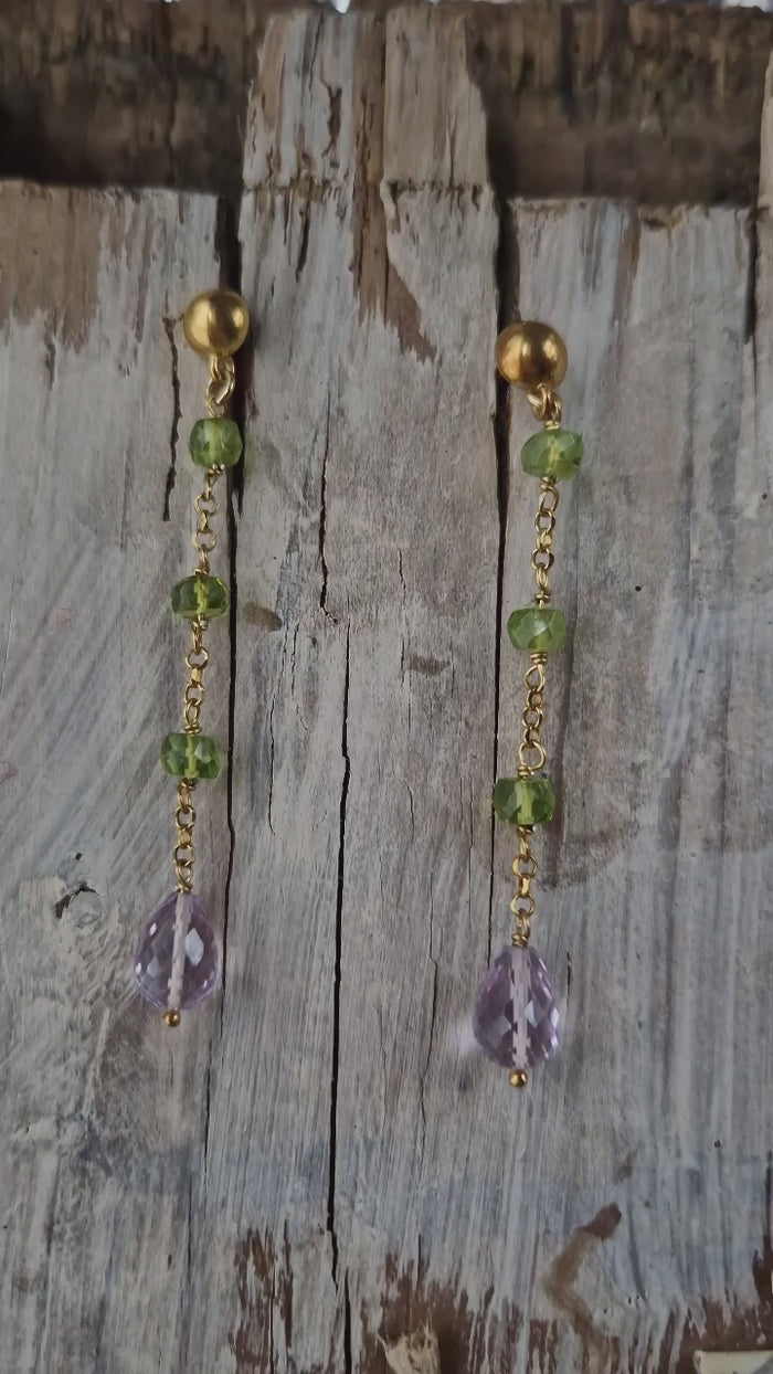 Orecchini lunghi a perno con peridoto e ametista
