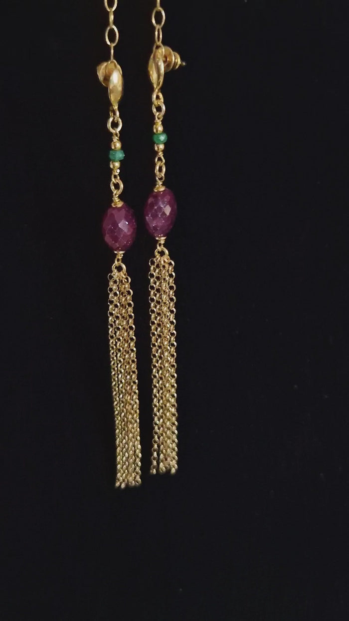 Orecchini lunghi a nappa con rubino e smeraldo
