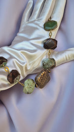 Collana con crisoprasio e pietra lavica dipinta oro 24k