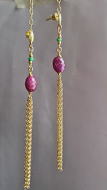 Orecchini lunghi a nappa con rubino e smeraldo