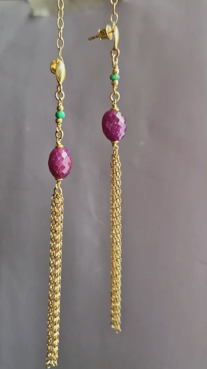 Orecchini lunghi a nappa con rubino e smeraldo