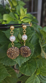 Orecchini pendenti in argento e pietra lavica dipinta con oro 24k e perla