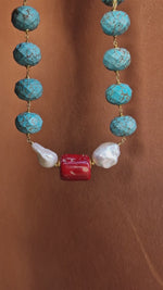 Girocollo con perle barocche, corallo bambù e Howlite color turchese