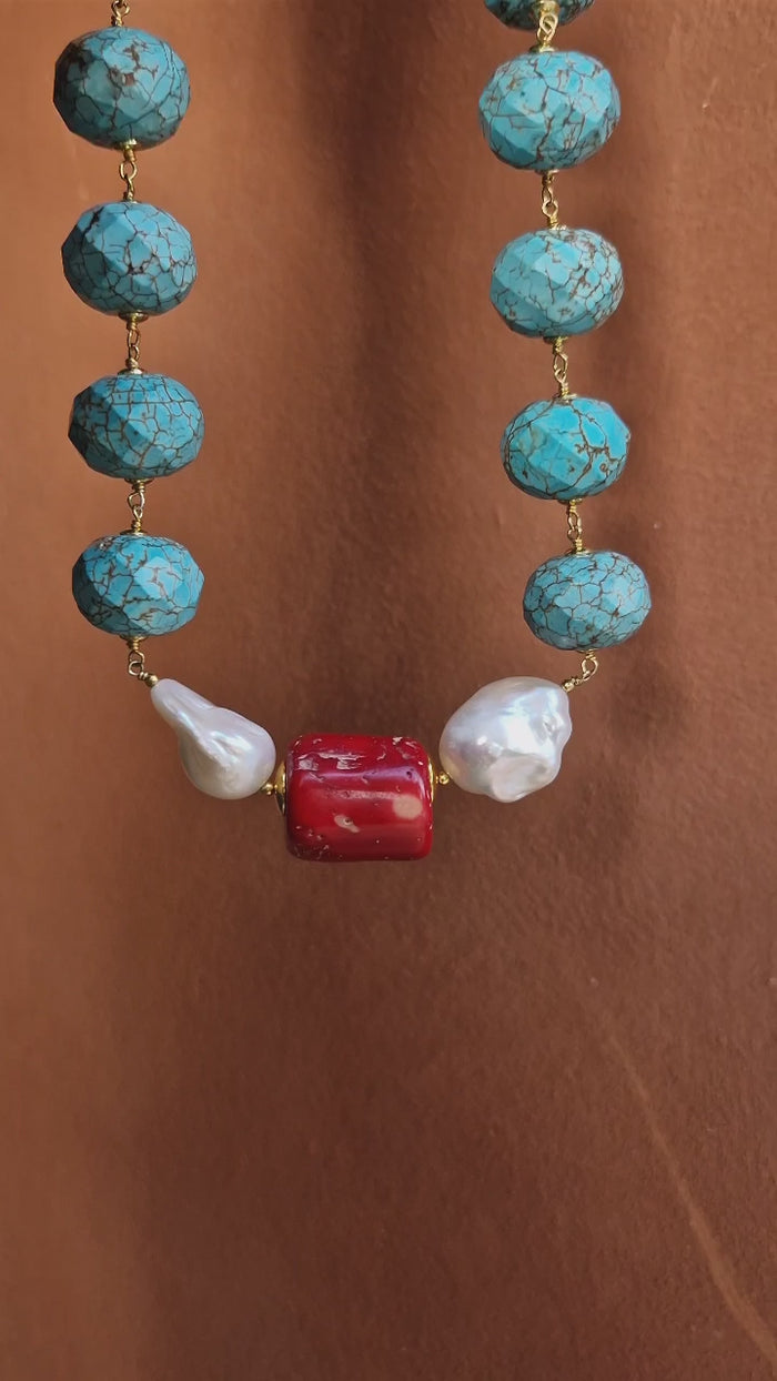 Girocollo con perle barocche, corallo bambù e Howlite color turchese